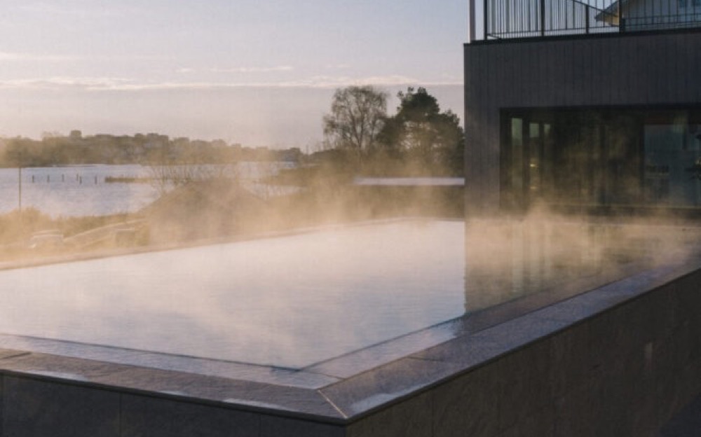 Den ångande utomhuspoolen på Kusthotellet Styrsö en kall morgon